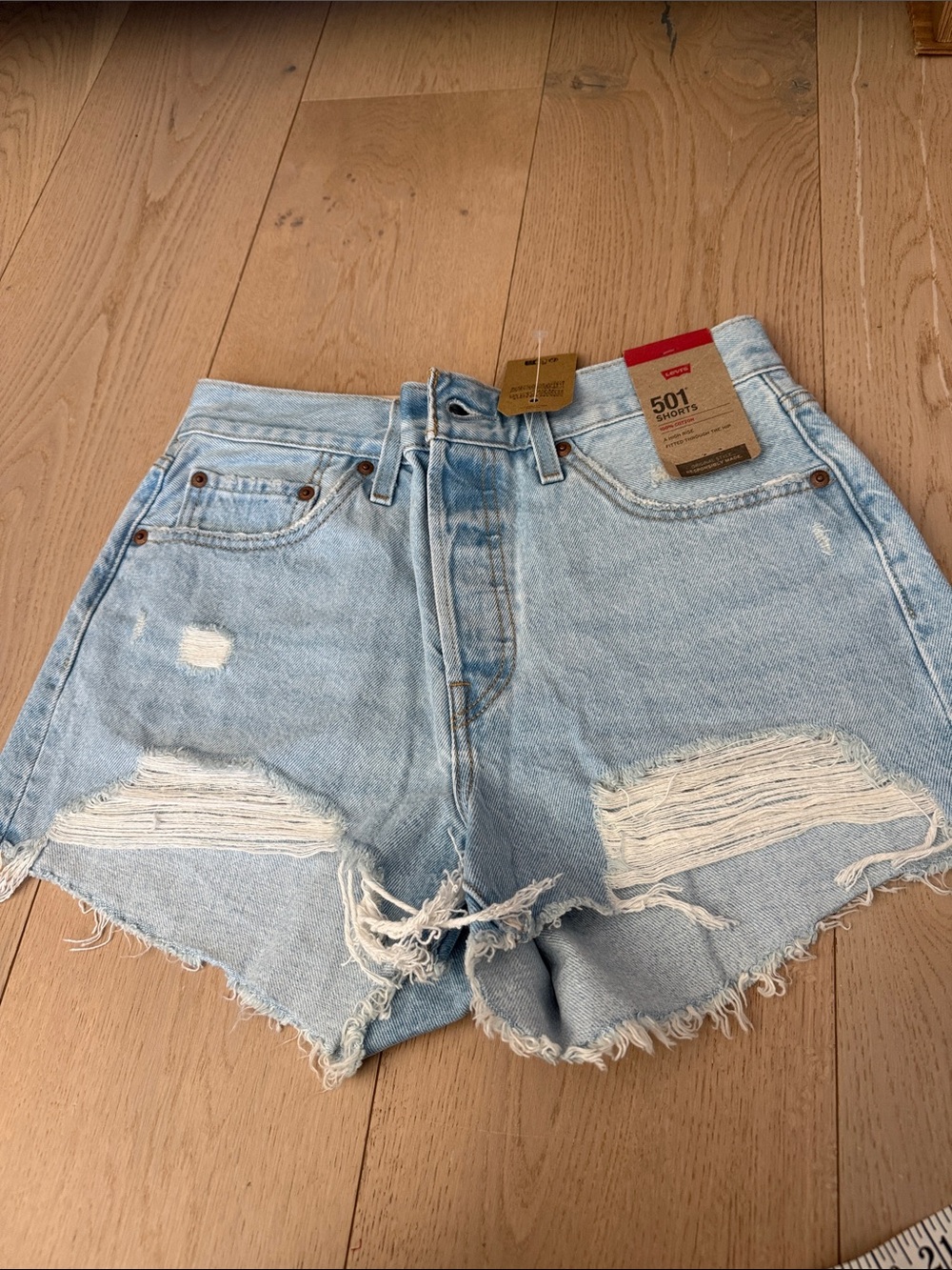 Levi's NEW Light tBlue Distressed High-Rise Denim Shorts size 28 - Picture 8 of 9